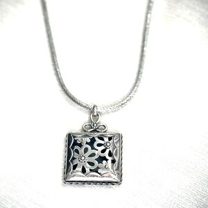 Bali Lacy Daisy Square Pendant
Necklace
STYLE S40090
$248 retail